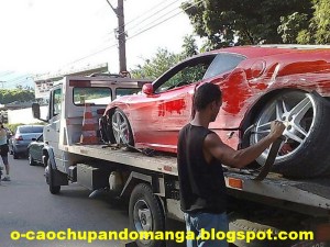 Carro de Romário bate colide em N�teroi